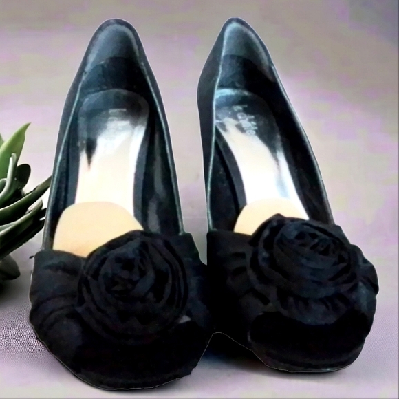 LE CHATEAU WOMENS BLACK OPRN TOE HEELS WITH ROSE BOW - Picture 2 of 7